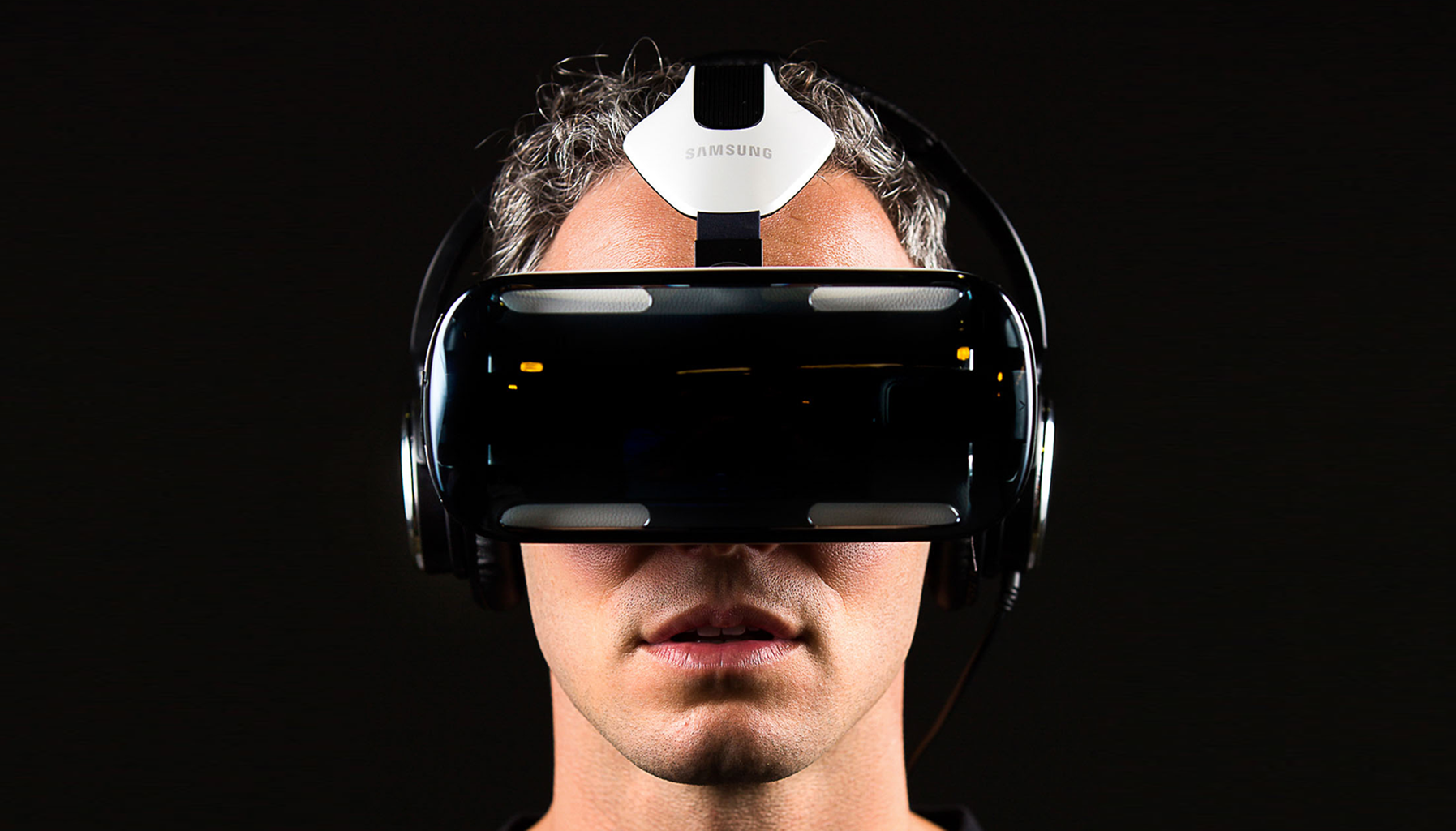 Vr шлемы 2024. Очки виртуальной реальности Окулус. Виртуальный шлем. VR технологии. Человек в очках виртуальной реальности.