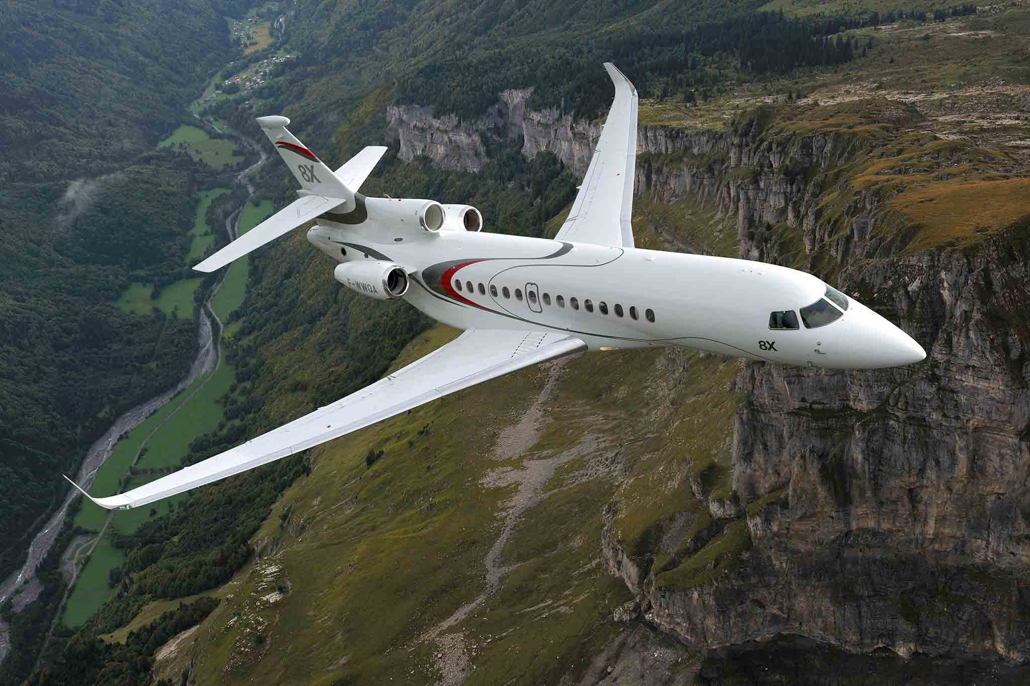 Фалкон. Бизнес Джет Falcon 8x. Самолет Dassault Falcon-10. Бизнес-джетом Falcon 8x. Dassault Falcon 8x.