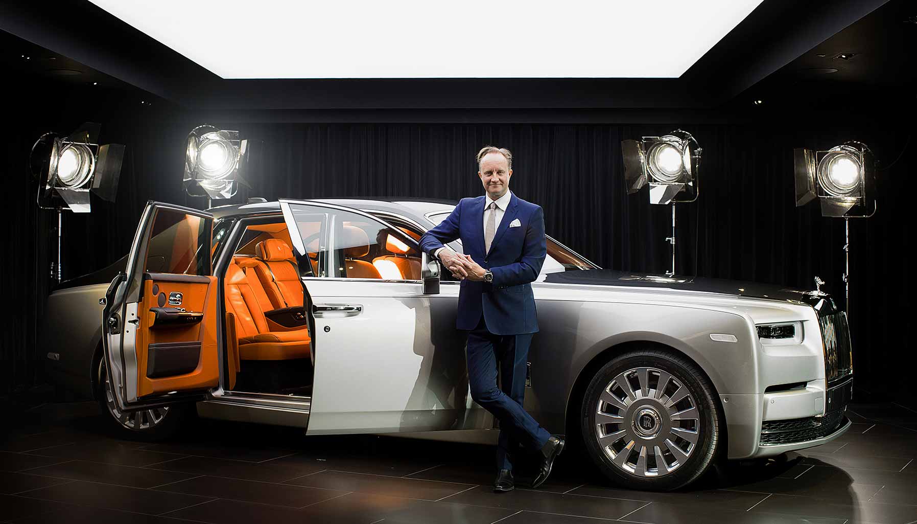 Подать автомобиль. Rolls Royce Phantom 2020 открытые двери. Rolls Royce Phantom 2020 с человеком. Дизайнер Роллс Ройс. Китай дизайнер Роллс Ройс.