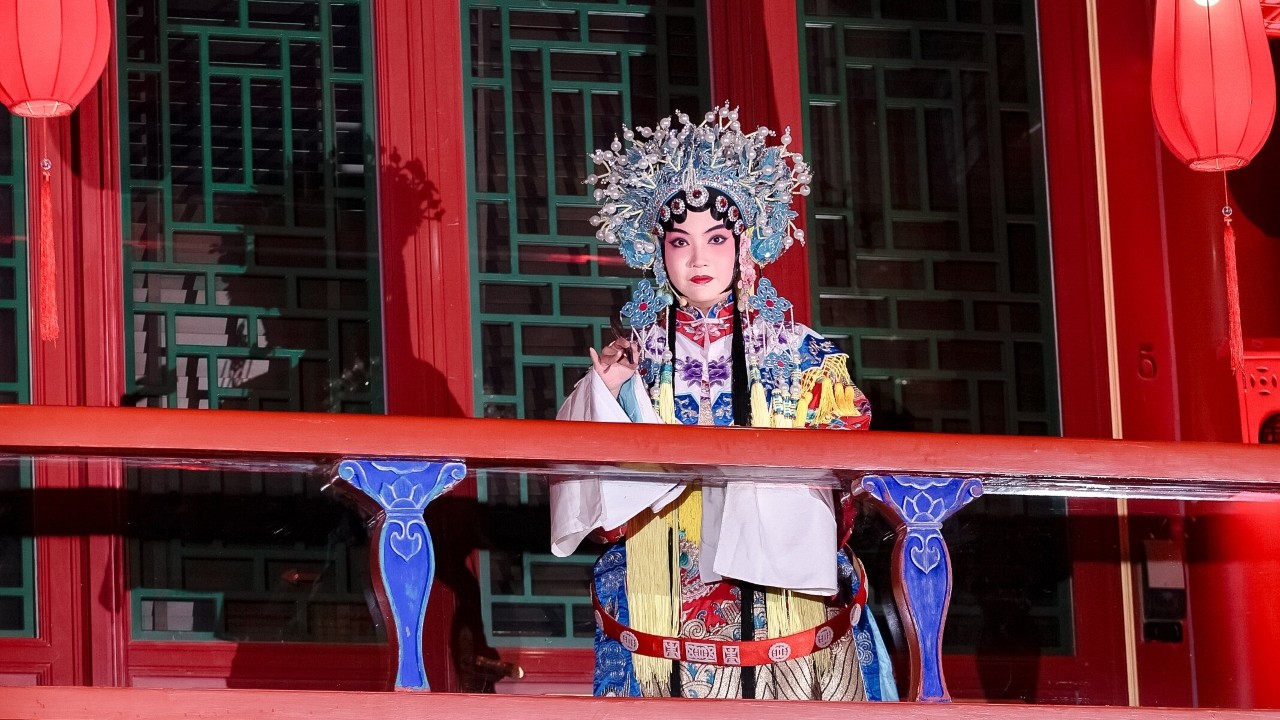 A Chinese Opera performer entertains guests.