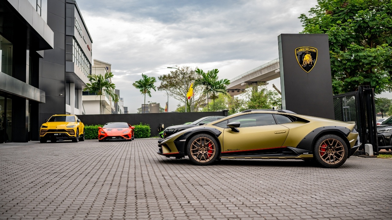 The Huracan Sterrato arrives for the breakfast gathering.