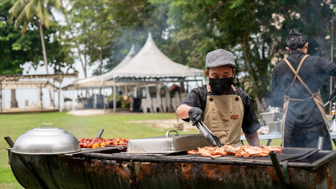 The scent of grilled tiger prawns and meats lingered in the air.