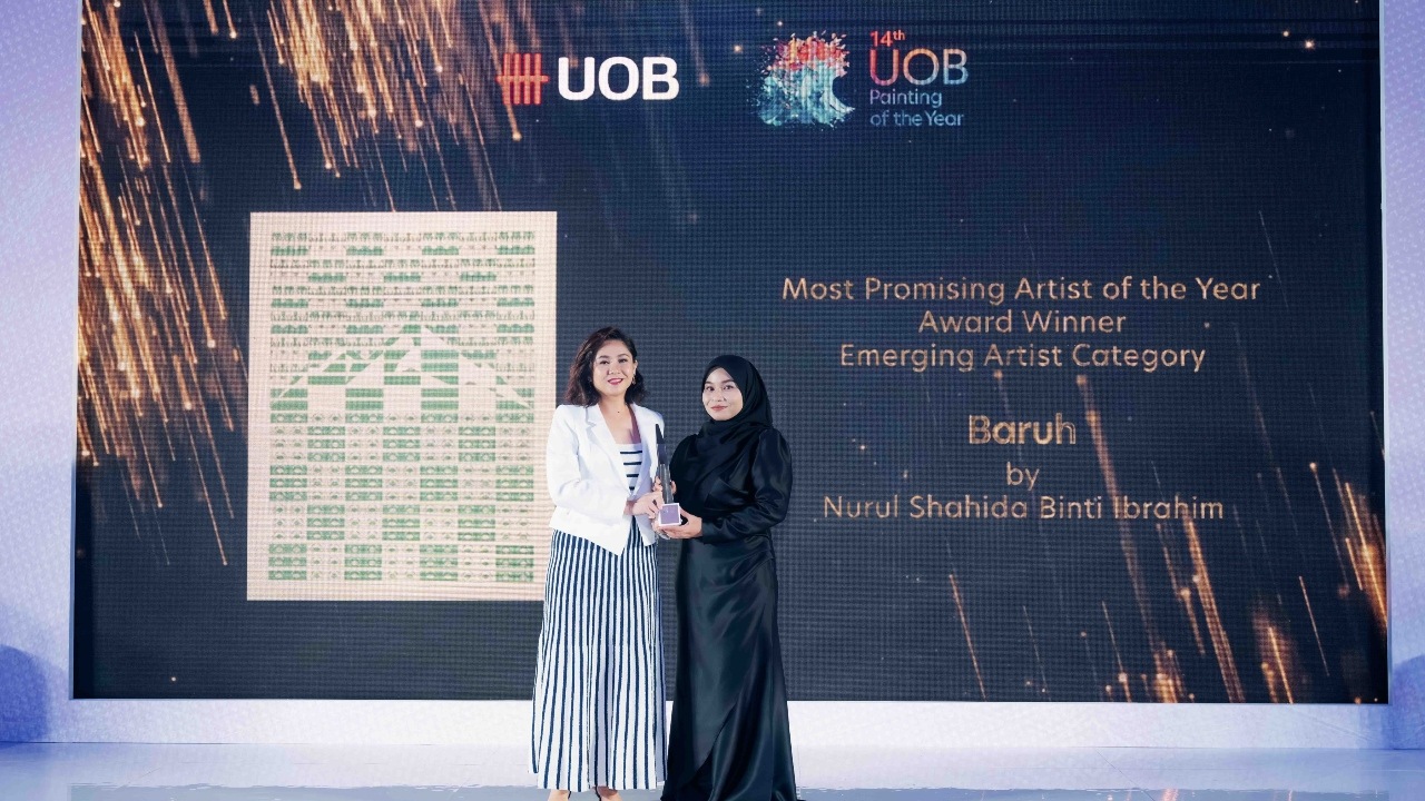 Ann Lim, Head of Brand, Media, and Communications, UOB Malaysia, presenting the award to Ms Nurul Shahida Ibrahim, Winner of the 2024 UOB Most Promising Artist of the Year (Malaysia) award, Emerging Artist Category