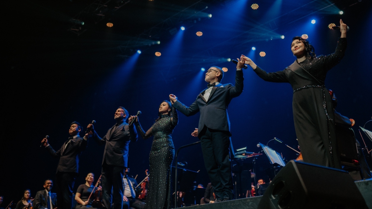 Curtain call to a full standing ovation. Photo by Shaun Ng, Sammy Liew.