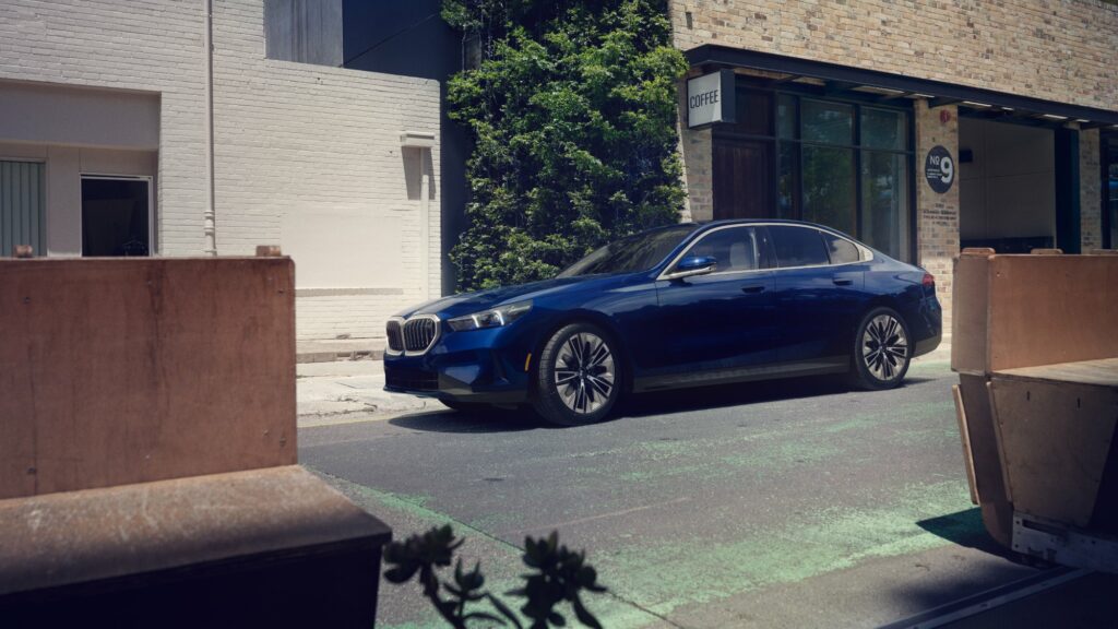 The new BMW 530i M Sport's enlarged kidney grille with Iconic Glow illumination makes a bold statement on the road, perfectly framed by sleek vertical LED headlights.