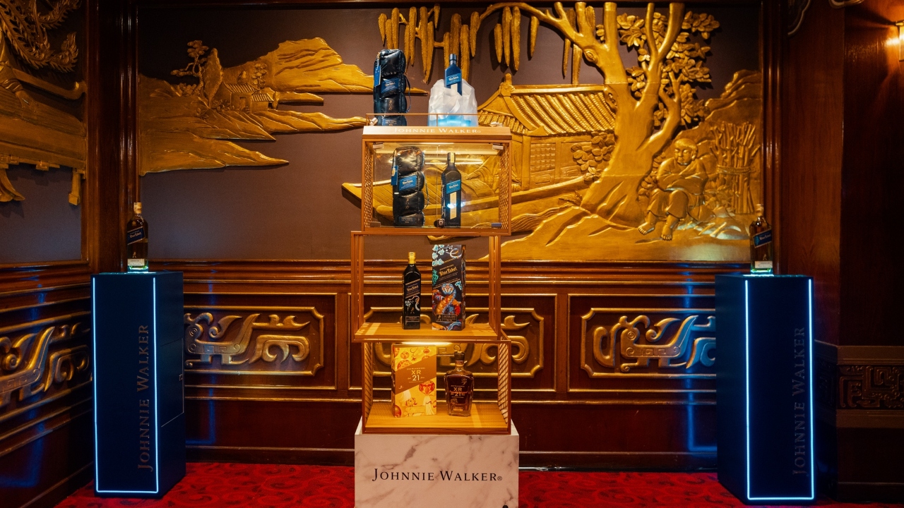 Johnnie Walker’s highlights against the restaurant’s imperial palace ambience.