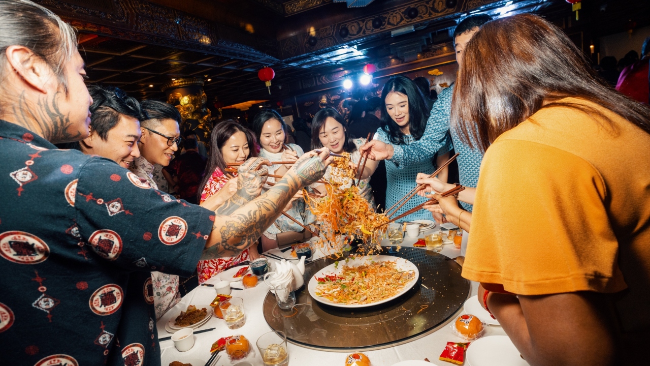 The always raucous tossing of the ‘yee sang’.