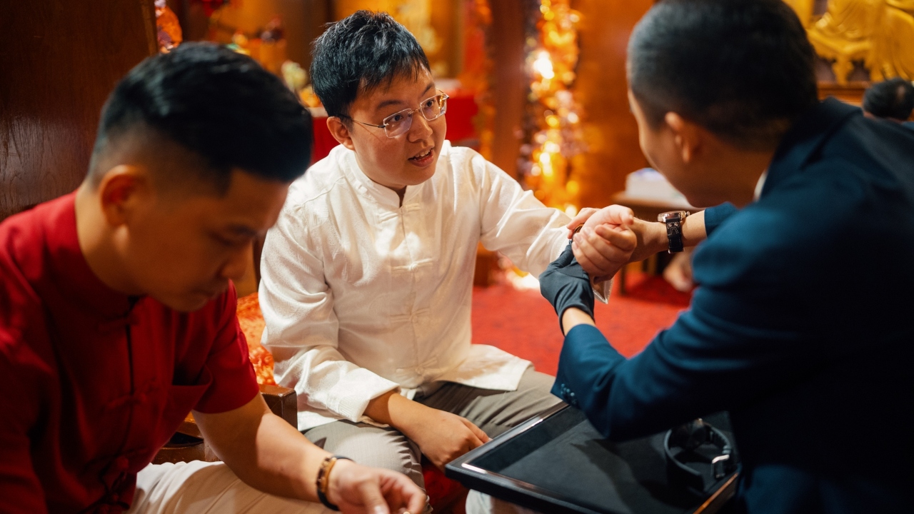 Lio Yi Jun tries on an IWC timepiece.